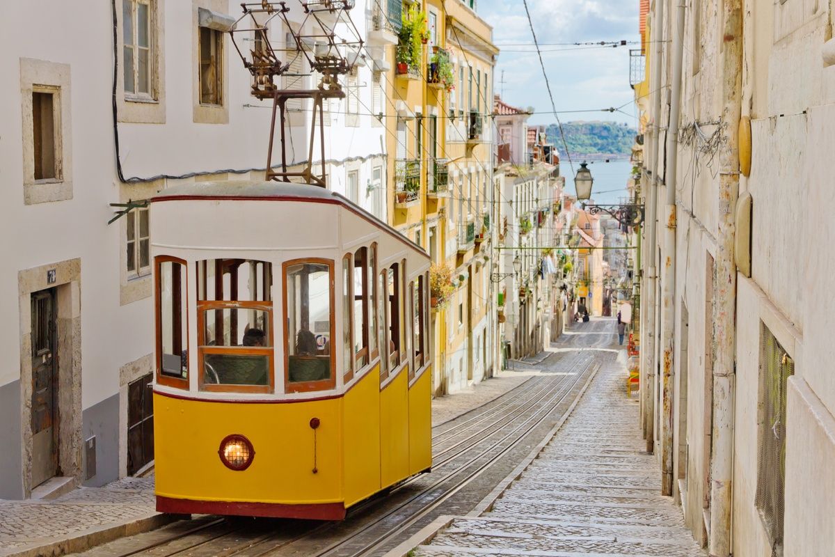Tram 28 in steegje in Portugal