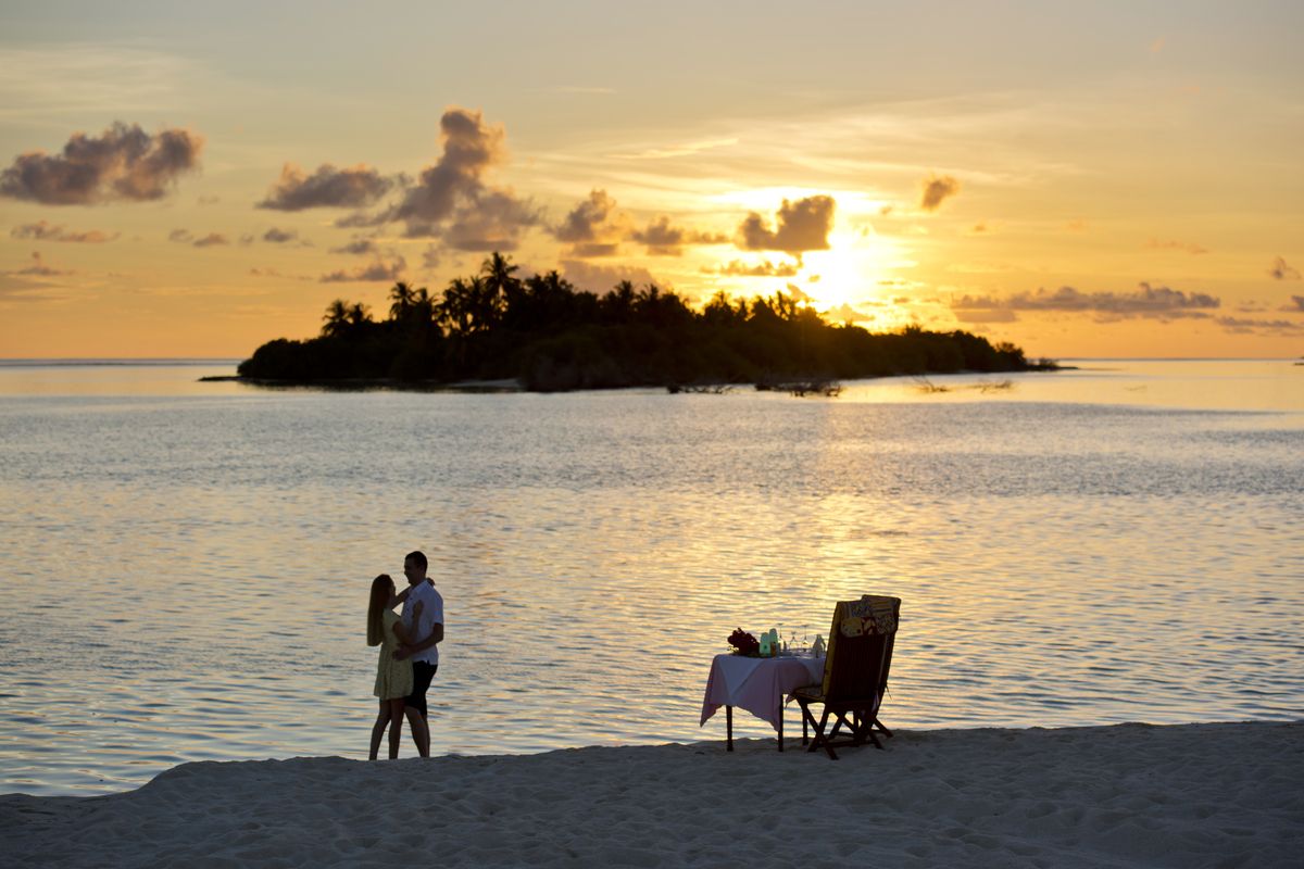 De zonsondergang vanaf het resort