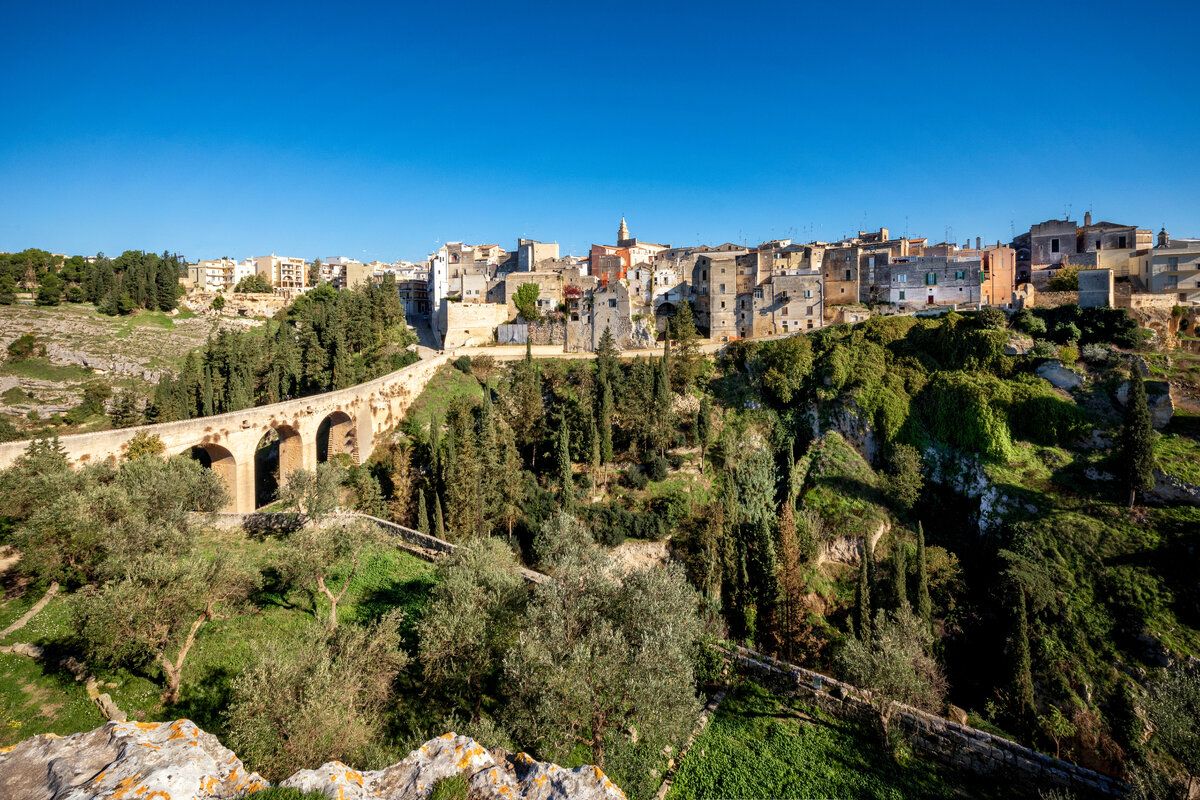 Net als in Matera zijn er in Gravina ook diepe ravijnen en donkere grotkerken