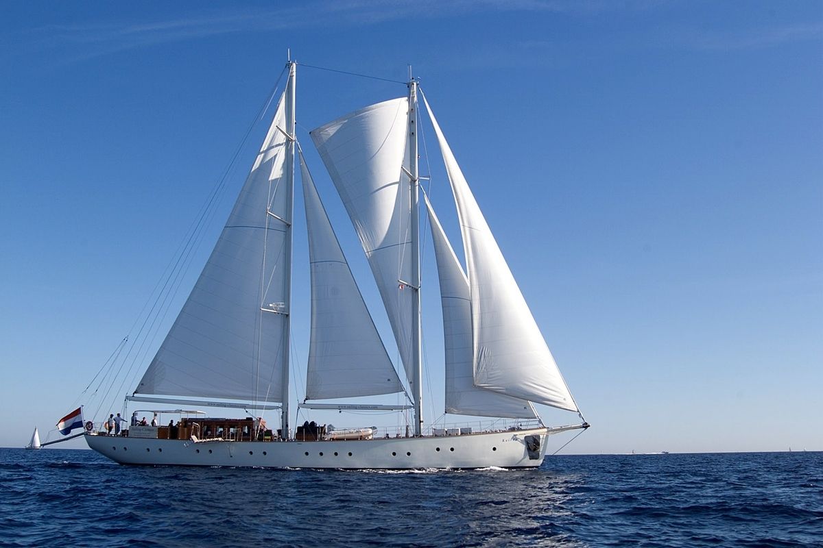 Een prachtig zeilschip op zee