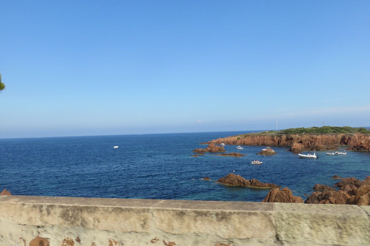 Het schitterende uitzicht over de zee vanuit de auto
