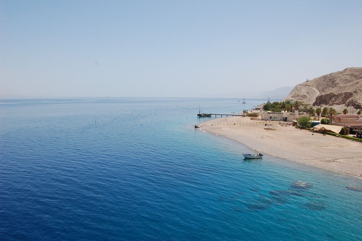 Strand en helderblauwe zee in Isra�l