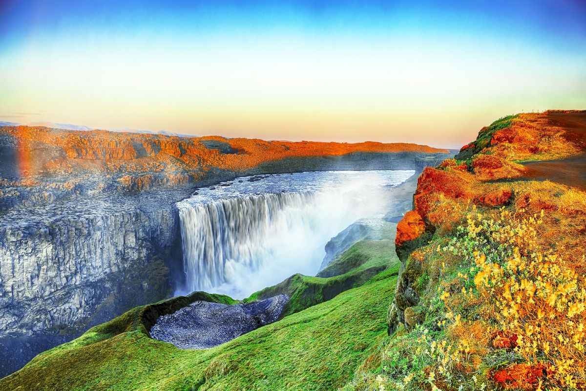 De Dettifoss waterval tijdens zonsondergang