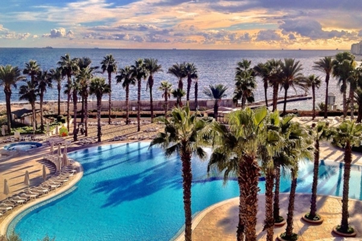 Een van de zwembaden van het luxe vijfsterrenhotel Hilton