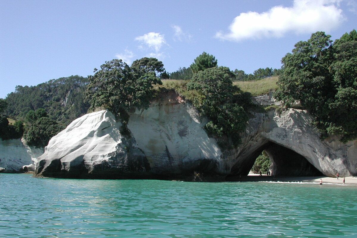 De Cathedral Cove met een prachtig uitzicht over de blauwe zee