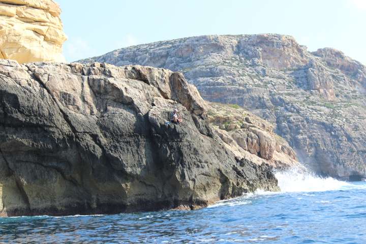 De rotsachtige kust van Malta