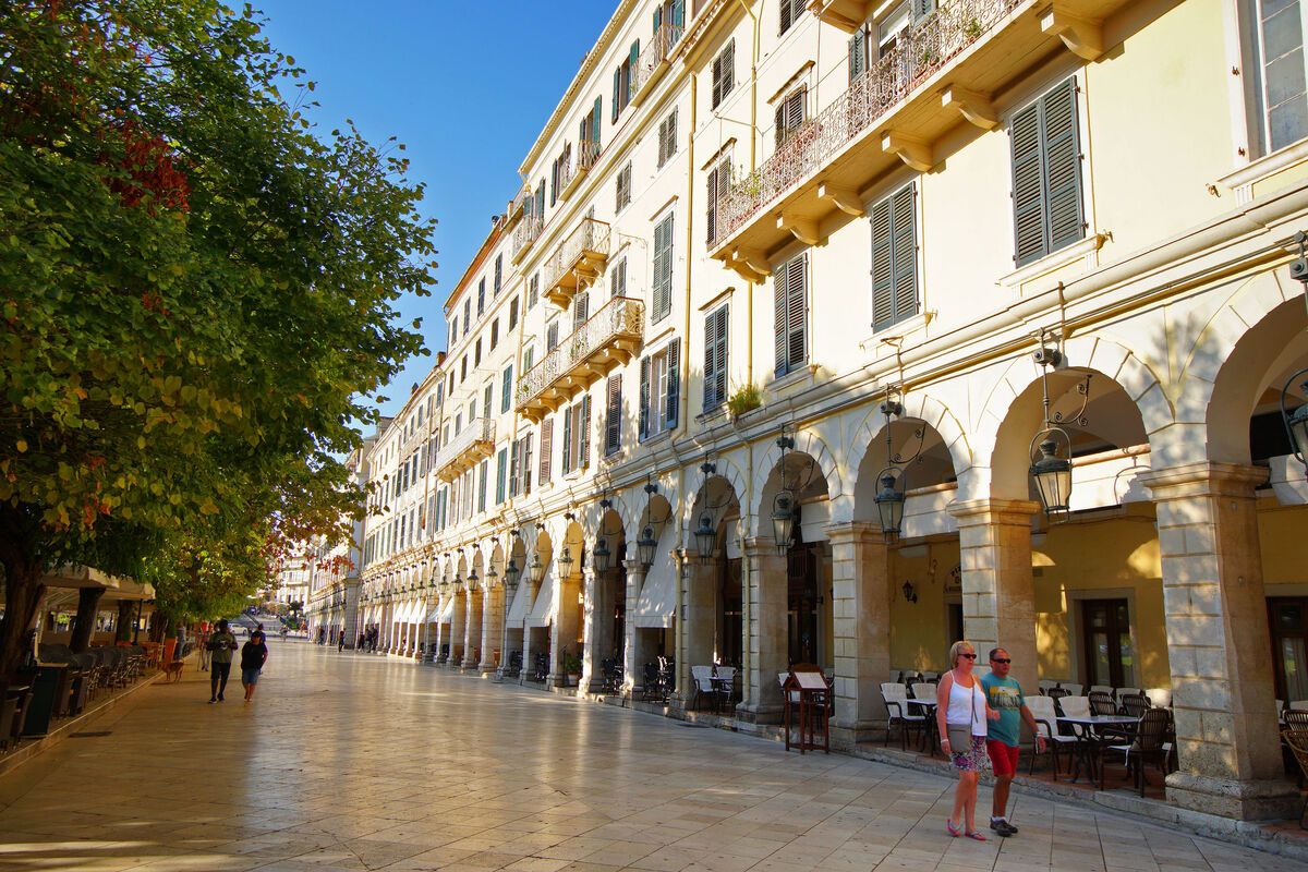Het Spianada plein in de oude stadswijk Liston in Corfu-stad