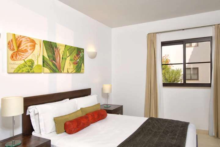 Slaapkamer met queensize bed van 'Suite met twee slaapkamers'