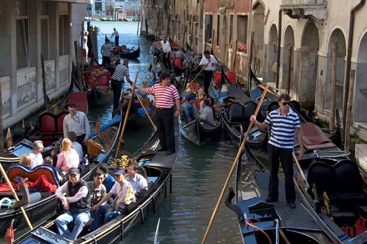 Een overvol kanaal in Venetië met allemaal gondels