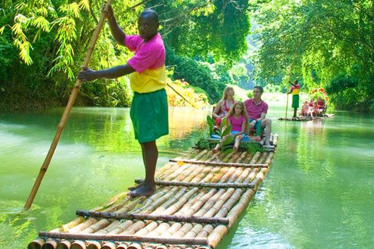 Raften op een bamboevlot