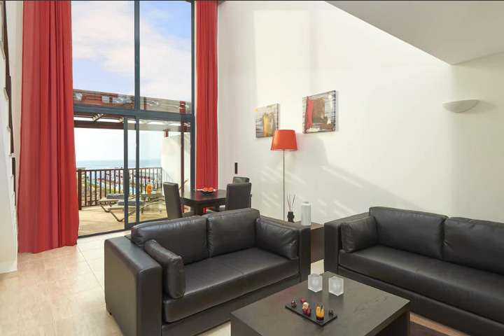 Woonkamer met balkon van 'Junior Suite'