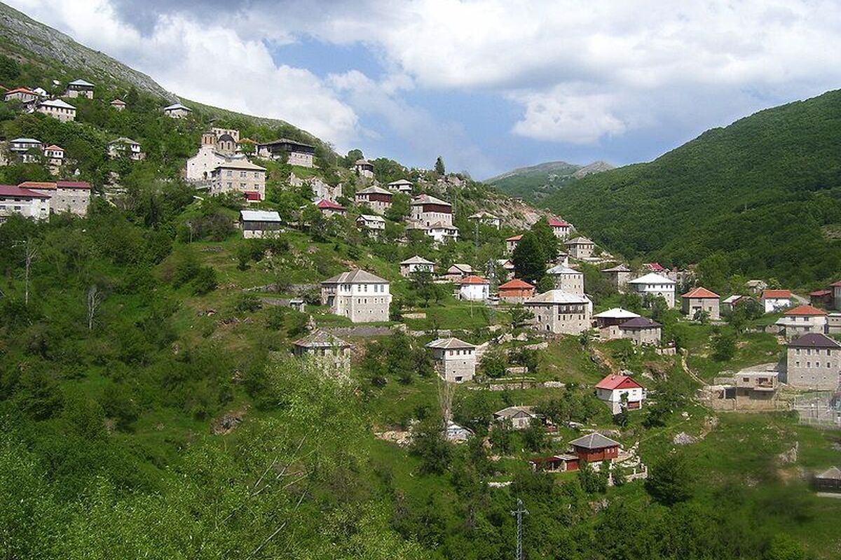 Berglandschap met dorp, Macedonie