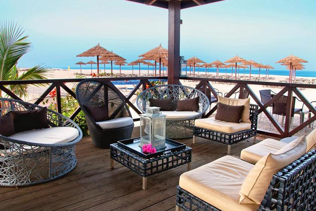 De bar en het strand bij het resort