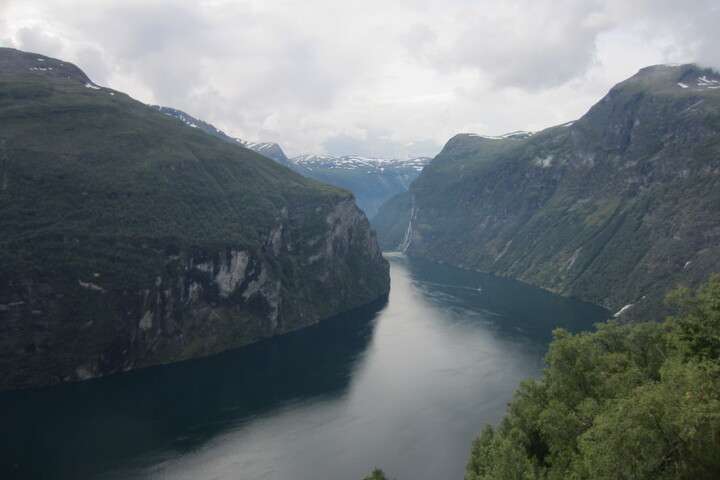 Uitzicht op de fjorden en groene natuur