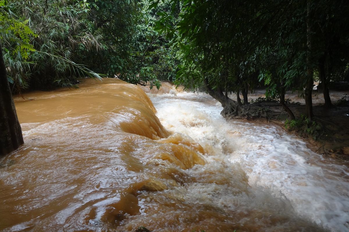 Kuang Si Watervallen in zwaar regenseizoen