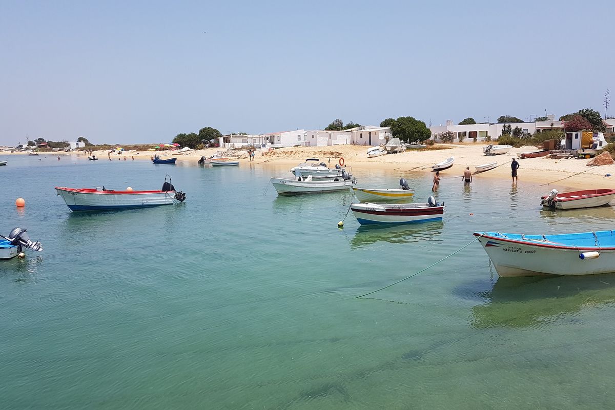 Bootjes aangelegd bij Ilha do Farol