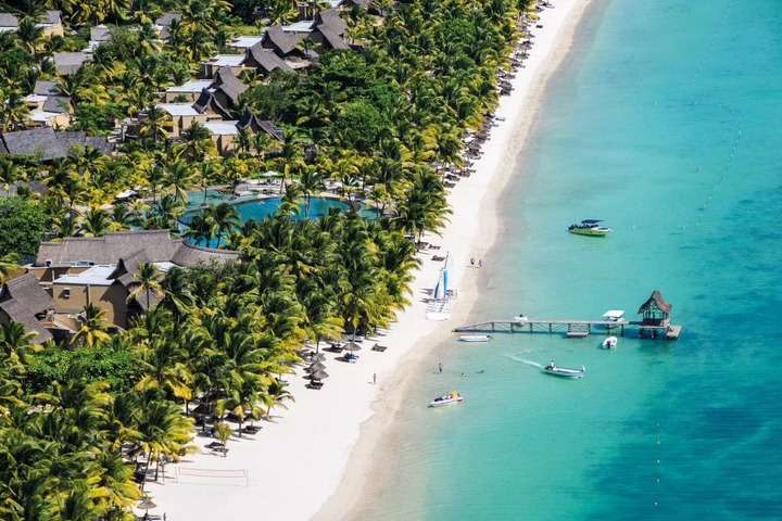 Het strand bij het hotel vanaf boven