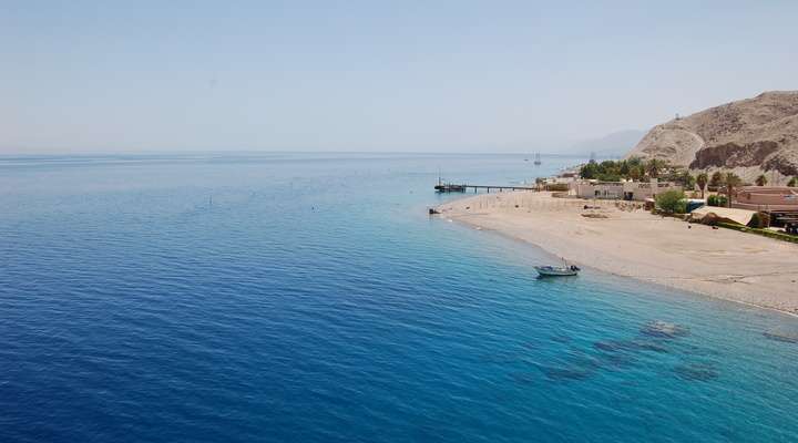 Strand en helderblauwe zee in Isral