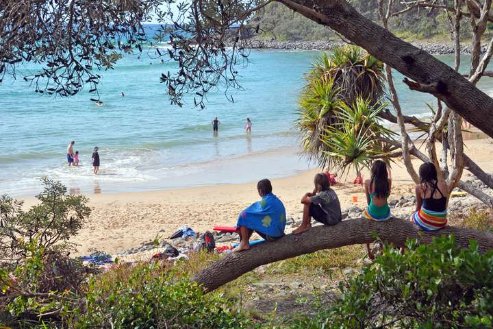Kinderen op het surfstrand van Noosa National Park