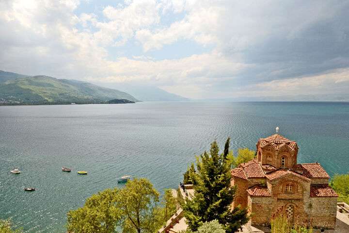 De Sint-Janskerk met uitzicht over het meer