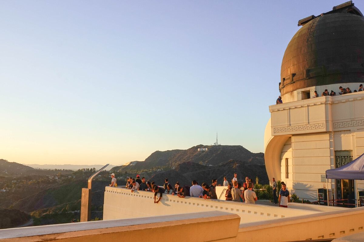 Majestueus uitzicht over LA en de Hollywood heuvels rond zonsondergang bij de Griffith Observatory