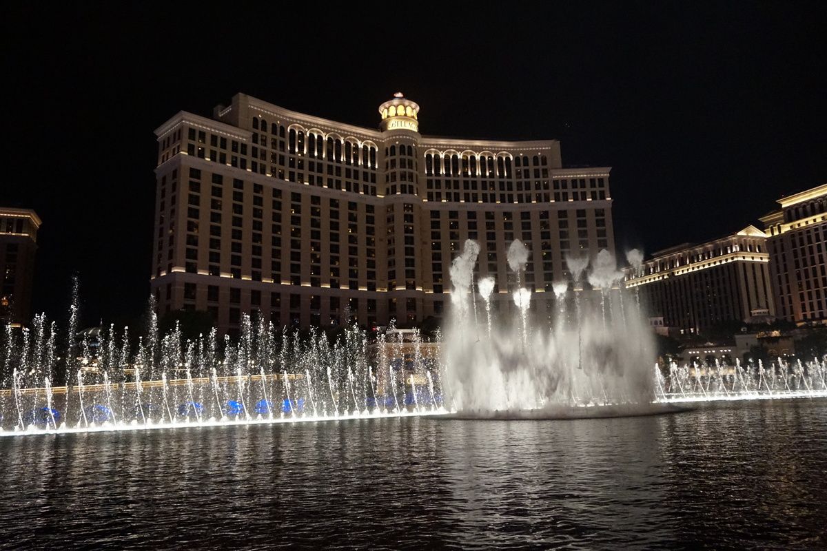 Een nachtelijke fonteinshow van het Bellagio casino-resort in Las Vegas