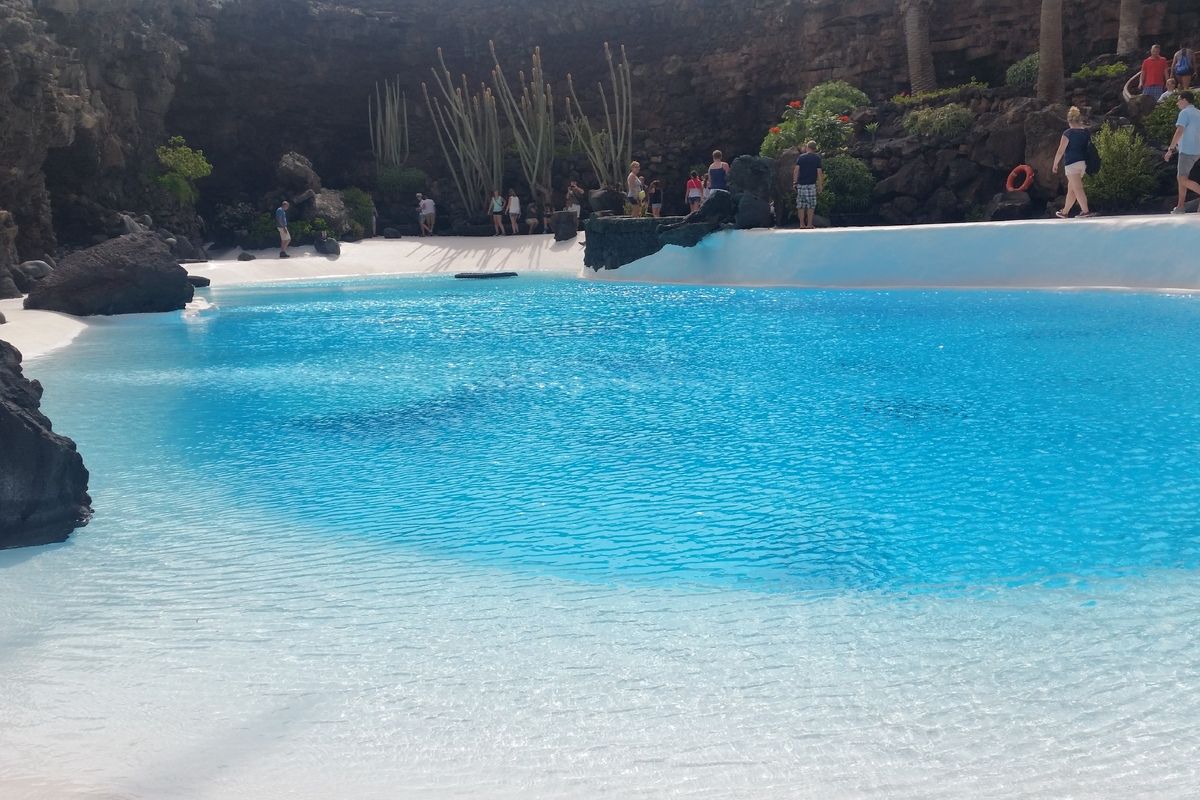 Zwembad in het huis van kunstenaar Marnrique