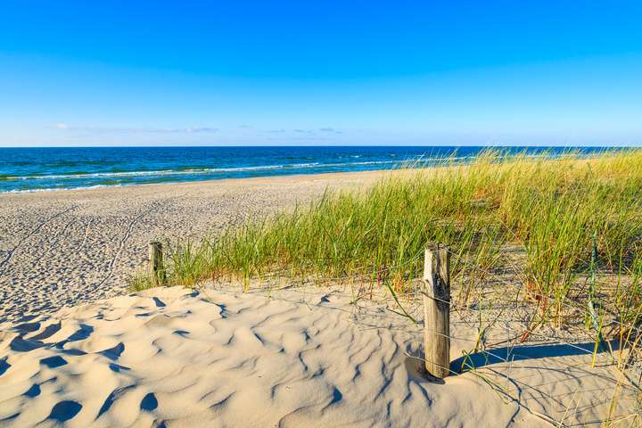 Strand aan de Oostzee in Slowinski National Park