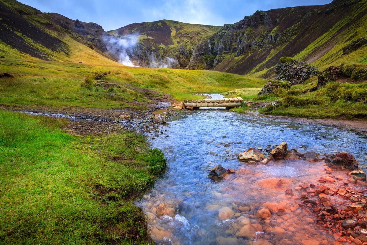 Baden in de hotsprings van de Reykjadalur vallei