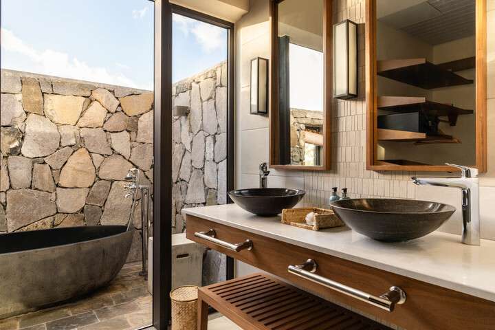 Alle kamers beschikken over een buiten bad of douche