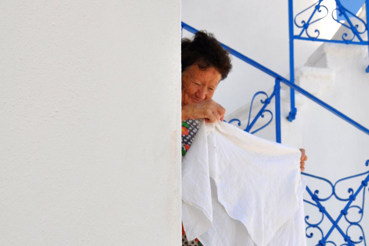 Een Griekse inwoner die de was aan het doen is