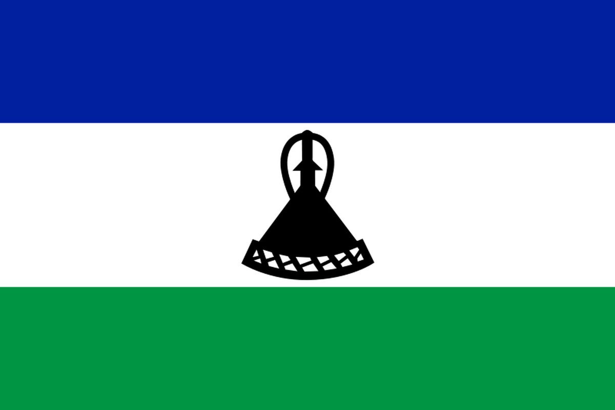 De huidige vlag van Lesotho uit 2006