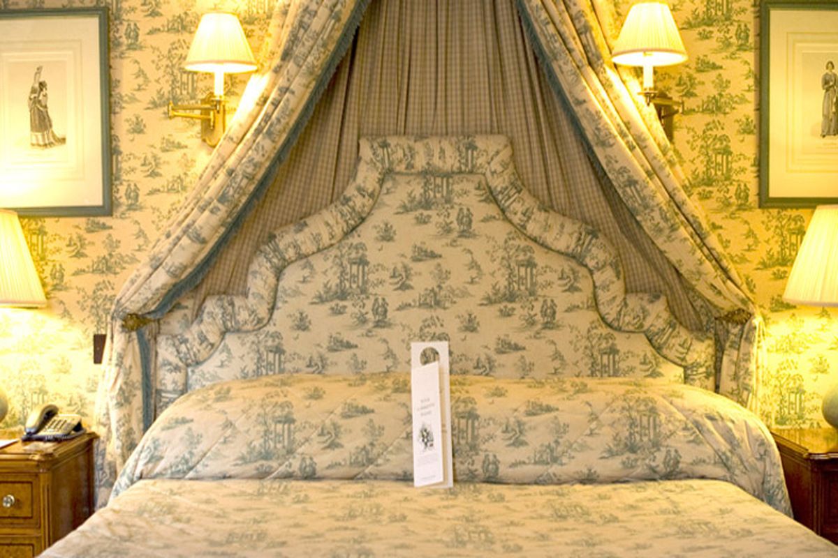 Een van de slaapkamers van het Cotswold Lodge Classic Hotel