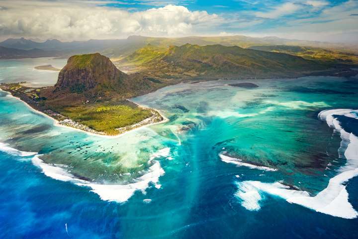 Onderwater waterval vanuit de lucht
