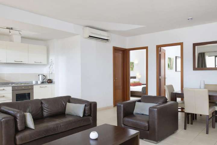 Woonkamer en keuken van 'Suite met twee slaapkamers'