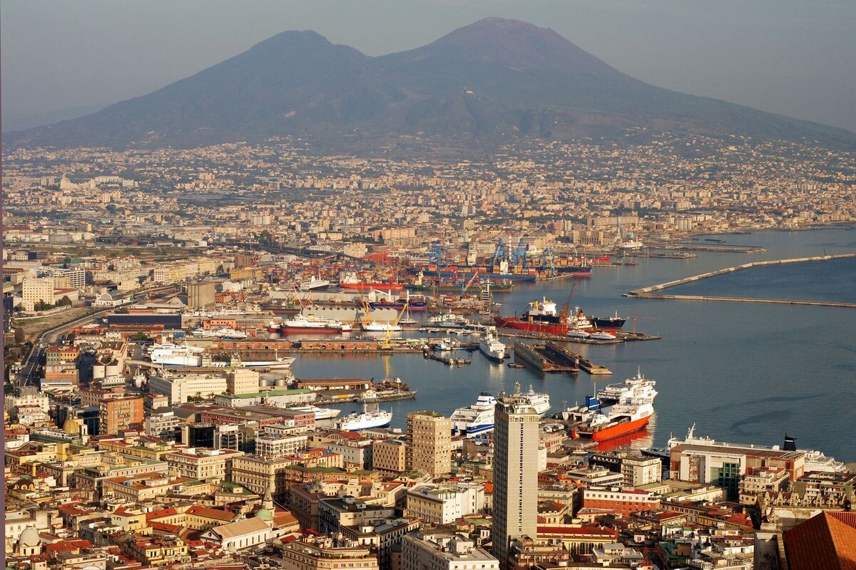 Luchtfoto van Napels met de Vesuvius