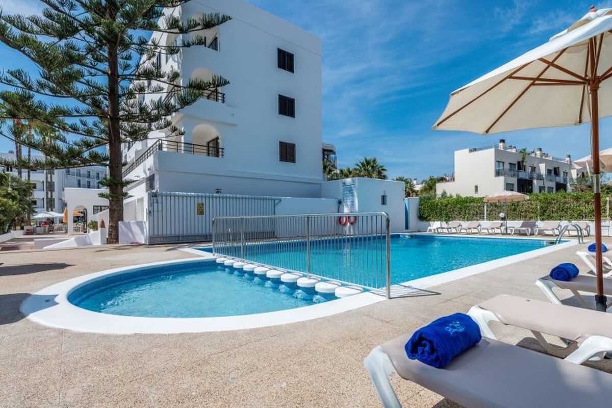 Het zwembad van appartementencomplex Ros