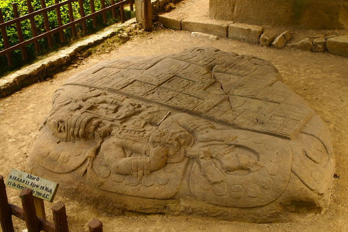 Een van de stenen met Maya tekeningen in Quiriguá