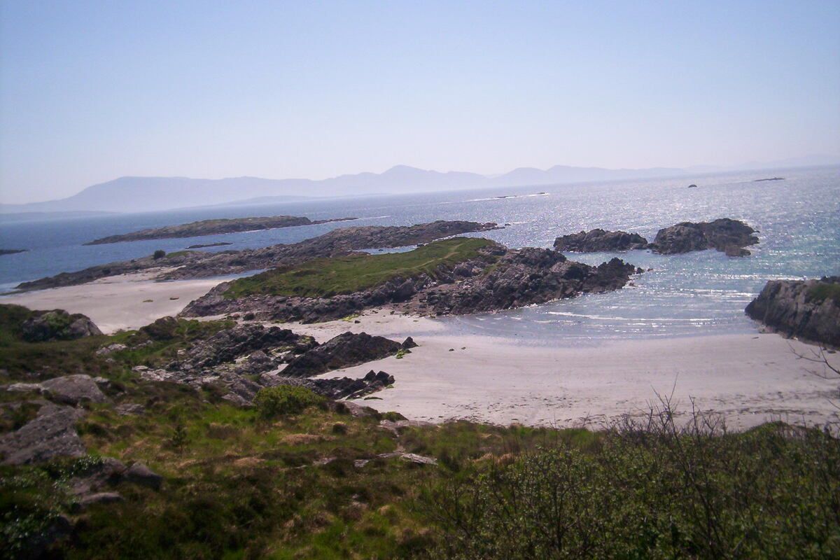 De rotsige omgeving met de azuurblauwe zee