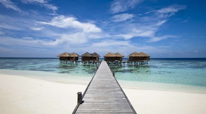 Verlaten strand en hutjes Fiji