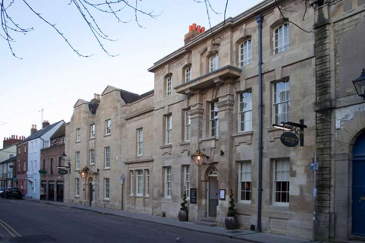 Het vooraanzicht van Vanbrugh House Hotel