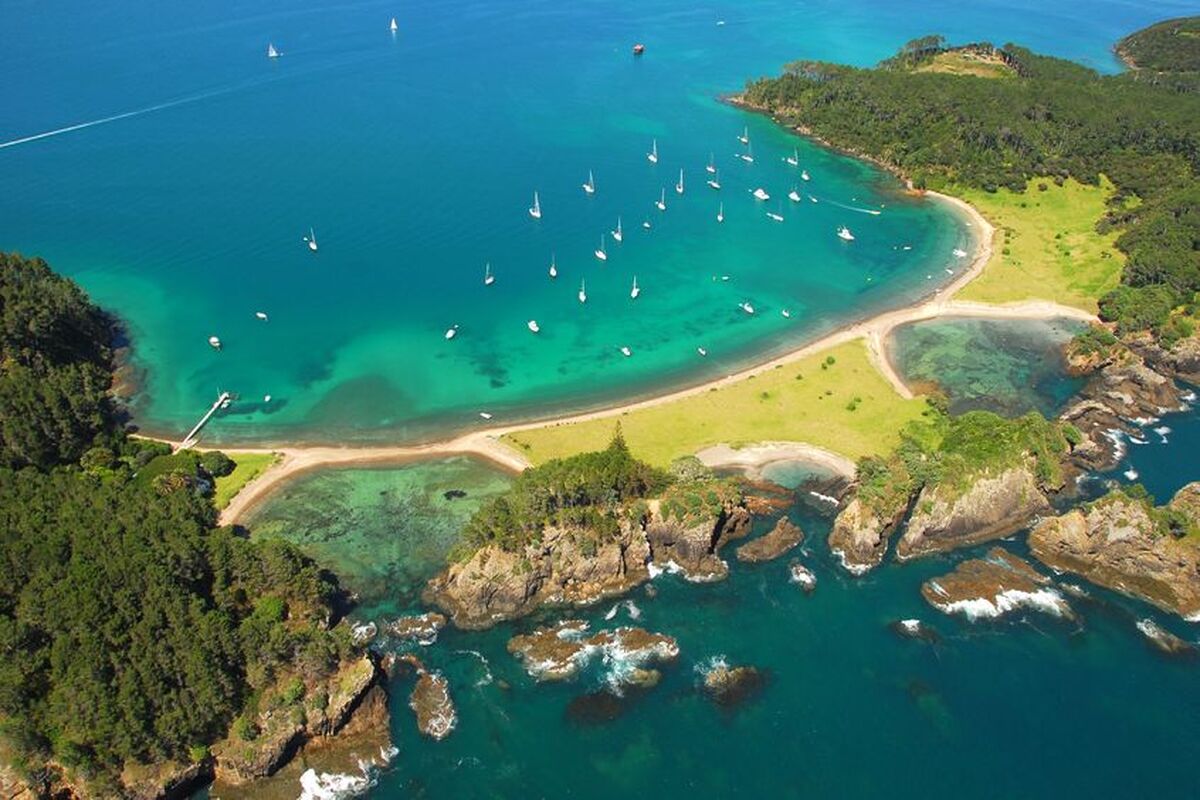 Ontsnap aan de dagelijkse sleur op de een van de stranden van de Bay of Islands