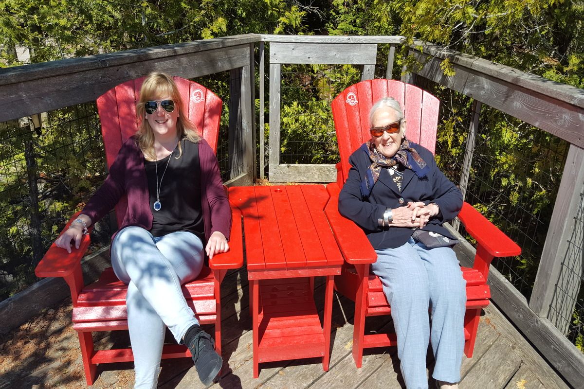 Met oma op het balkon