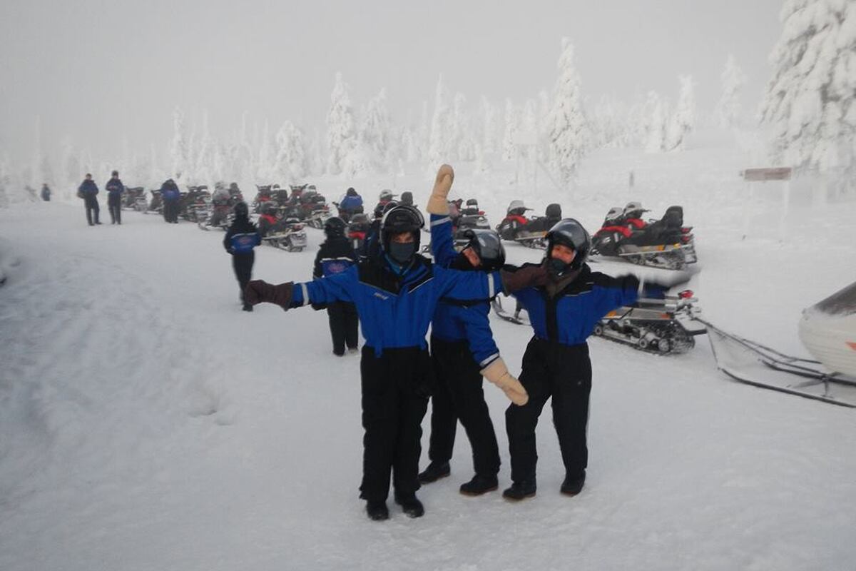 Op de foto met de sneeuwscooters