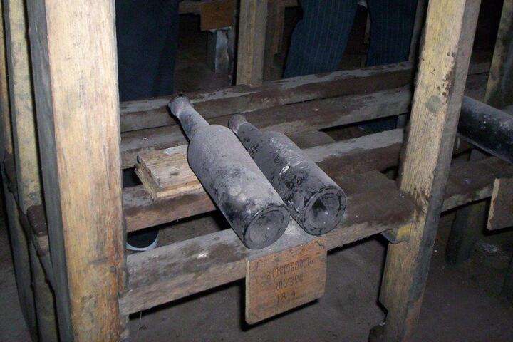 oude, stoffige wijnflessen in kelders