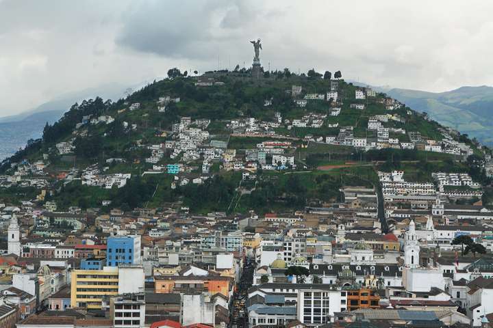 El Panecillo met Virgen del Quito