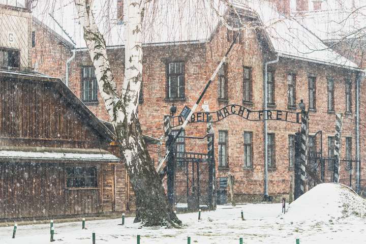 Poort van concentratiekamp Auschwitz: 'Arbeit macht frei'