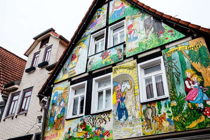 Huis beschilderd met sprookjes in Steinhau