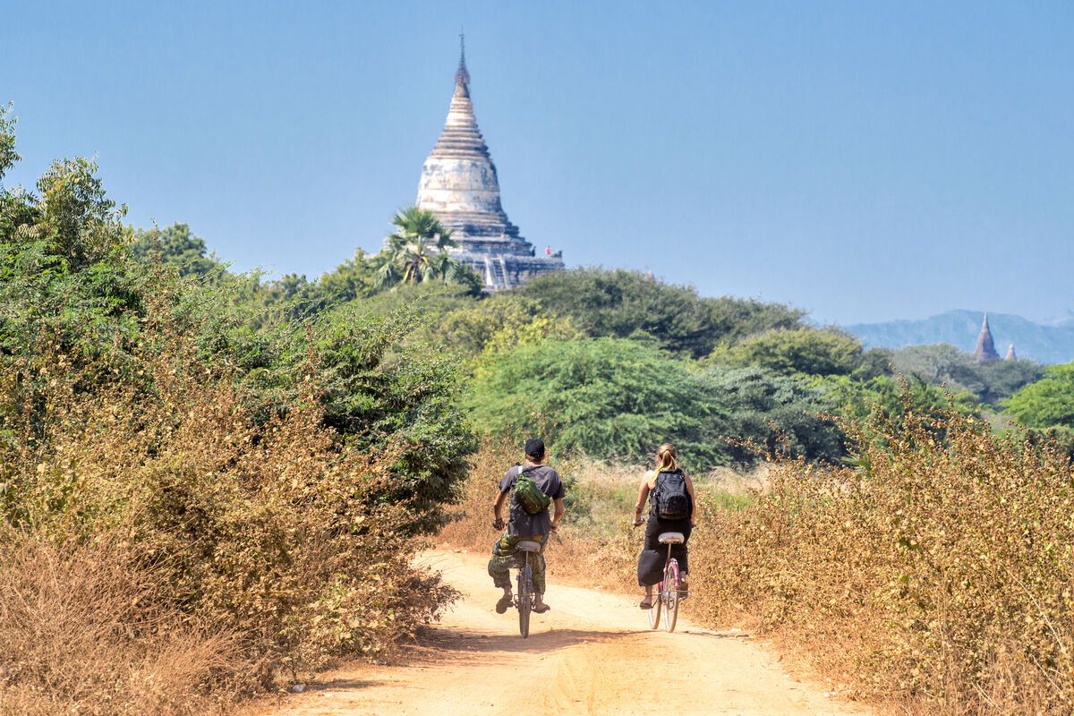 Fieten door het tempelcomplex in Bagan