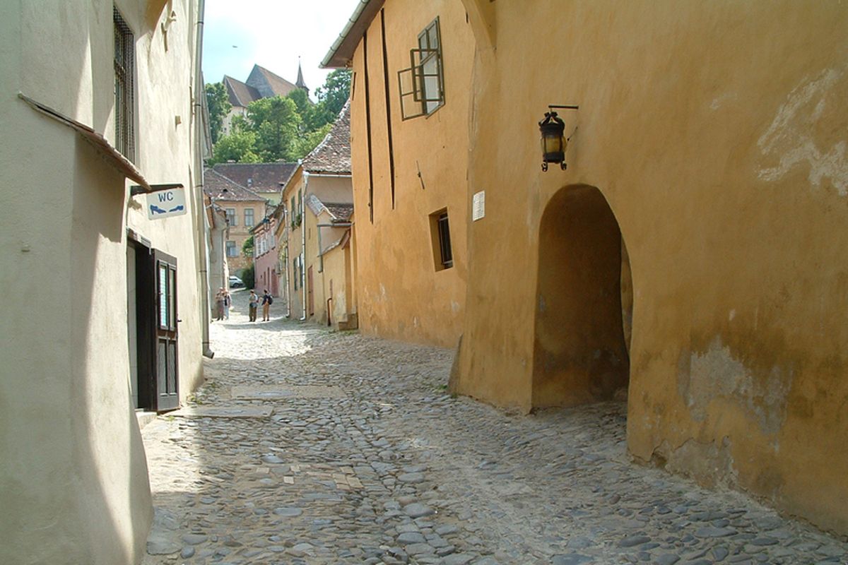 Steegje in Sighisoara, Roemenie